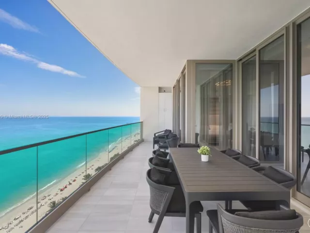 4-bedroom condo for sale in Sunny Isles Beach - 17901 Collins Ave 1803 - MondialRealty