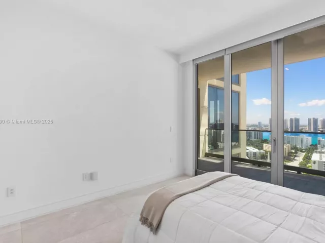 4-bedroom condo for sale in Sunny Isles Beach - 17901 Collins Ave 1803 - MondialRealty