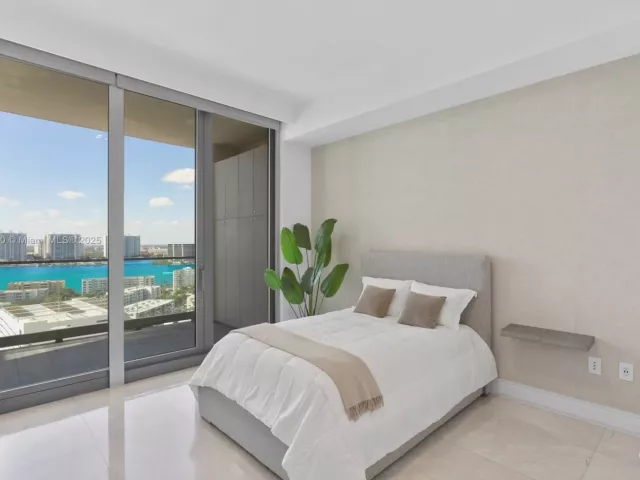 4-bedroom condo for sale in Sunny Isles Beach - 17901 Collins Ave 1803 - MondialRealty