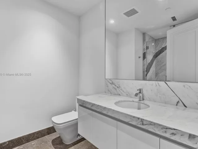 4-bedroom condo for sale in Sunny Isles Beach - 17901 Collins Ave 1803 - MondialRealty