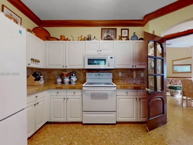 5-bedroom home for sale in Homestead - 14240 SW 291st Ln - MondialRealty