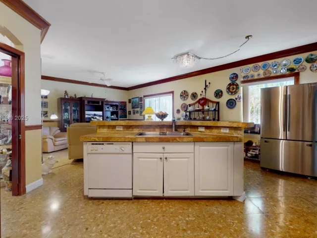 5-bedroom home for sale in Homestead - 14240 SW 291st Ln - MondialRealty