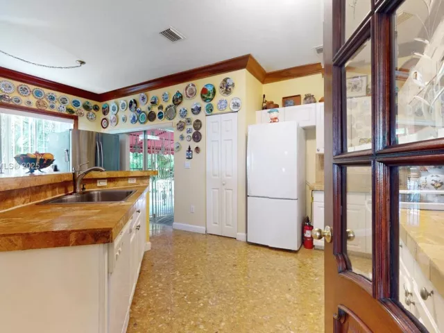 5-bedroom home for sale in Homestead - 14240 SW 291st Ln - MondialRealty