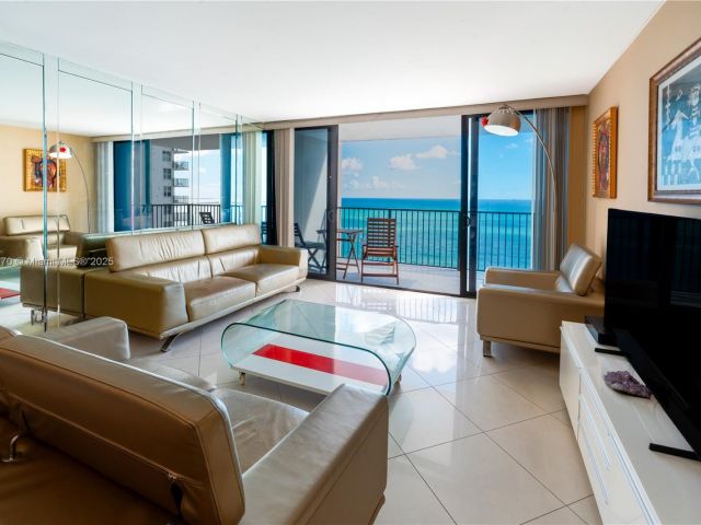 1-bedroom condo for rent in Hollywood - 2101 S Ocean Dr 2002 - MondialRealty