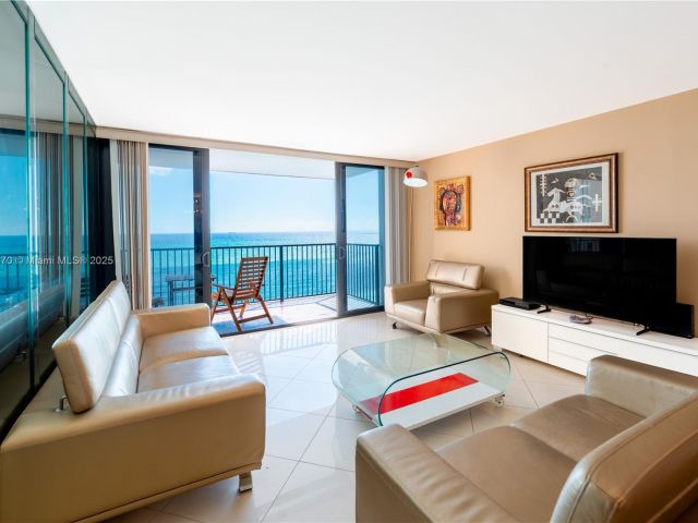 1-bedroom condo for rent in Hollywood - 2101 S Ocean Dr 2002 - MondialRealty