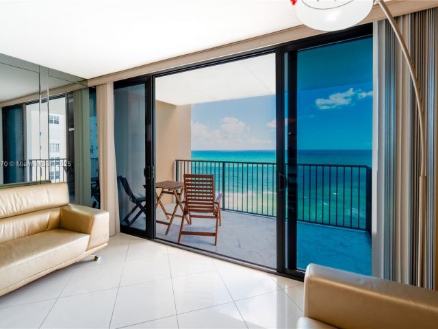 1-bedroom condo for rent in Hollywood - 2101 S Ocean Dr 2002 - MondialRealty