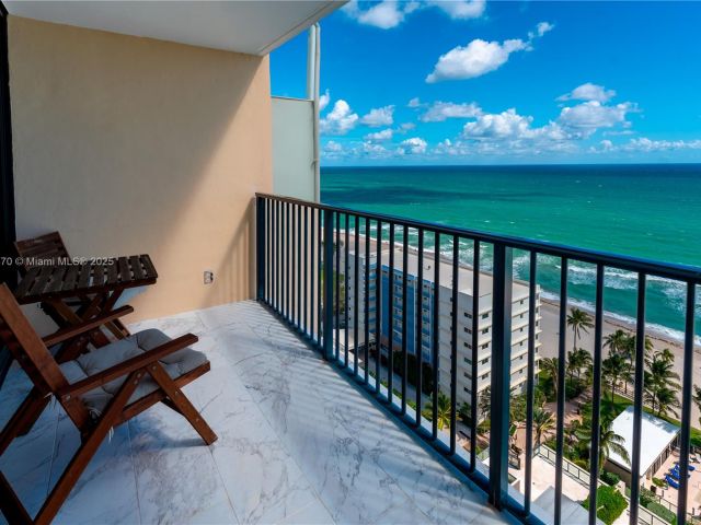1-bedroom condo for rent in Hollywood - 2101 S Ocean Dr 2002 - MondialRealty