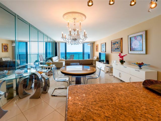 1-bedroom condo for rent in Hollywood - 2101 S Ocean Dr 2002 - MondialRealty