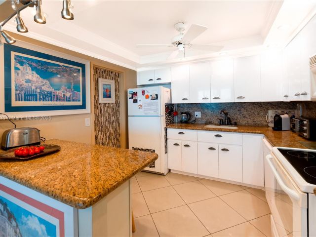 1-bedroom condo for rent in Hollywood - 2101 S Ocean Dr 2002 - MondialRealty