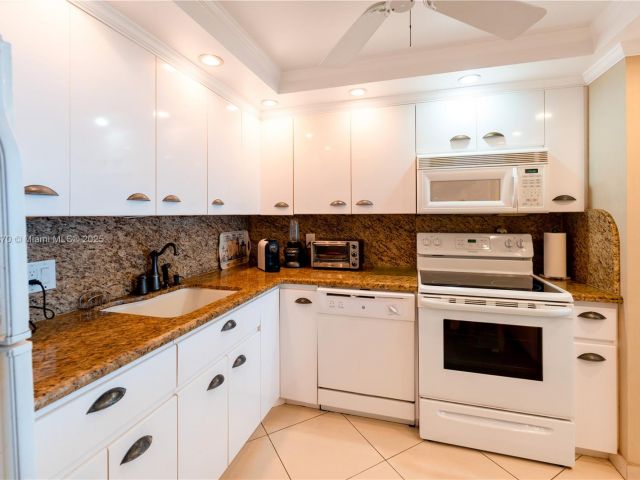 1-bedroom condo for rent in Hollywood - 2101 S Ocean Dr 2002 - MondialRealty