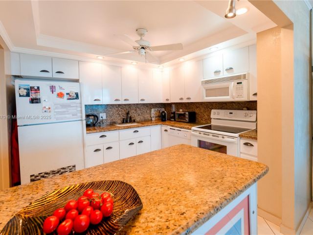 1-bedroom condo for rent in Hollywood - 2101 S Ocean Dr 2002 - MondialRealty