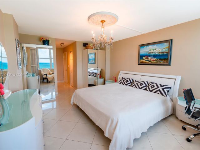 1-bedroom condo for rent in Hollywood - 2101 S Ocean Dr 2002 - MondialRealty