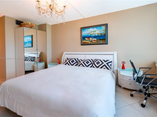 1-bedroom condo for rent in Hollywood - 2101 S Ocean Dr 2002 - MondialRealty