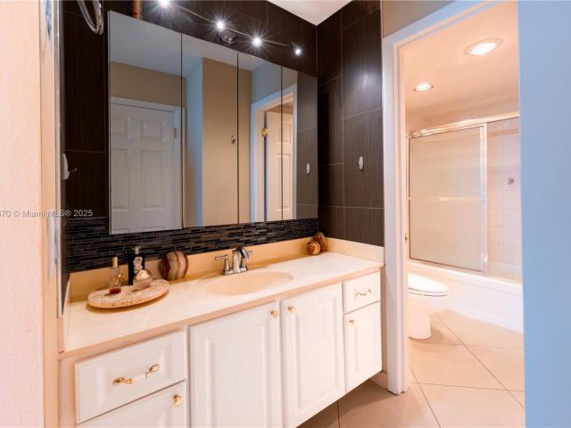 1-bedroom condo for rent in Hollywood - 2101 S Ocean Dr 2002 - MondialRealty