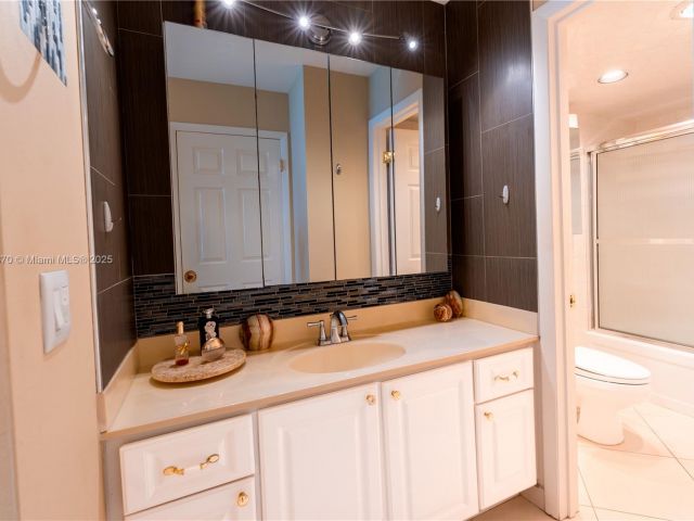 1-bedroom condo for rent in Hollywood - 2101 S Ocean Dr 2002 - MondialRealty