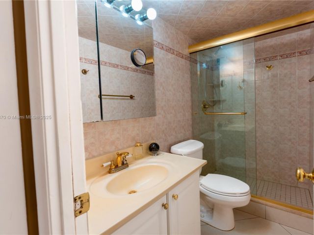 1-bedroom condo for rent in Hollywood - 2101 S Ocean Dr 2002 - MondialRealty