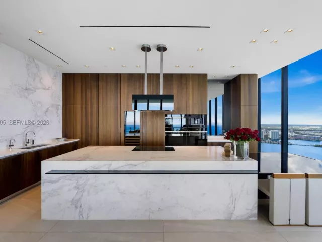 6-bedroom condo for sale in Sunny Isles Beach - 17141 Collins Ave LPH-1 - MondialRealty