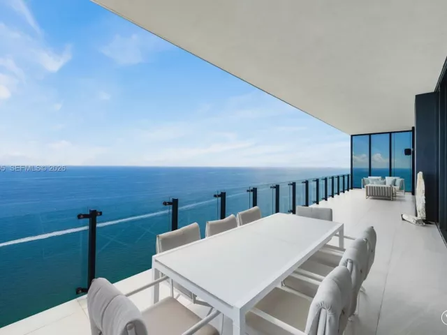 6-bedroom condo for sale in Sunny Isles Beach - 17141 Collins Ave LPH-1 - MondialRealty