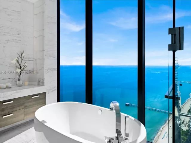 6-bedroom condo for sale in Sunny Isles Beach - 17141 Collins Ave LPH-1 - MondialRealty