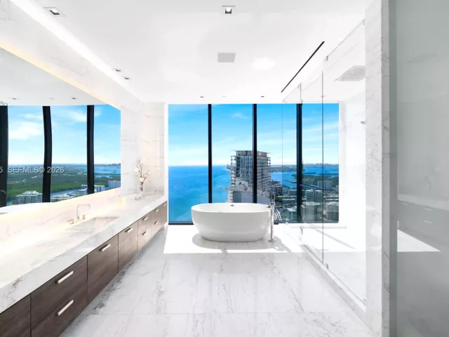 6-bedroom condo for sale in Sunny Isles Beach - 17141 Collins Ave LPH-1 - MondialRealty