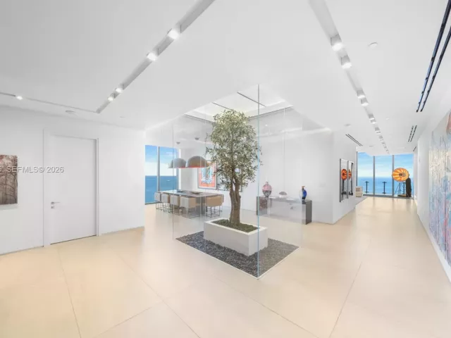 6-bedroom condo for sale in Sunny Isles Beach - 17141 Collins Ave LPH-1 - MondialRealty