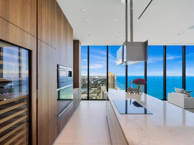 6-bedroom condo for sale in Sunny Isles Beach - 17141 Collins Ave LPH-1 - MondialRealty