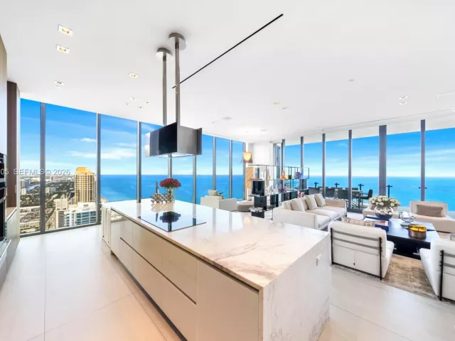 6-bedroom condo for sale in Sunny Isles Beach - 17141 Collins Ave LPH-1 - MondialRealty