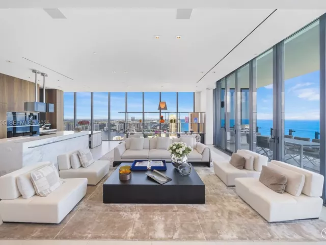 6-bedroom condo for sale in Sunny Isles Beach - 17141 Collins Ave LPH-1 - MondialRealty