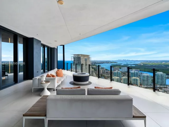 6-bedroom condo for sale in Sunny Isles Beach - 17141 Collins Ave LPH-1 - MondialRealty