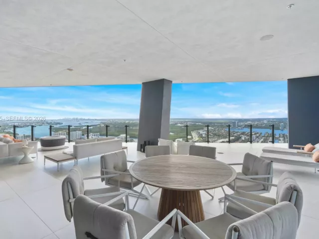 6-bedroom condo for sale in Sunny Isles Beach - 17141 Collins Ave LPH-1 - MondialRealty