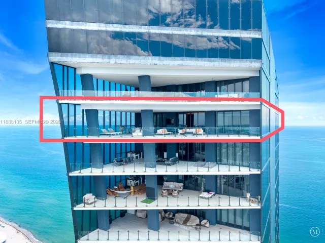 6-bedroom condo for sale in Sunny Isles Beach - 17141 Collins Ave LPH-1 - MondialRealty