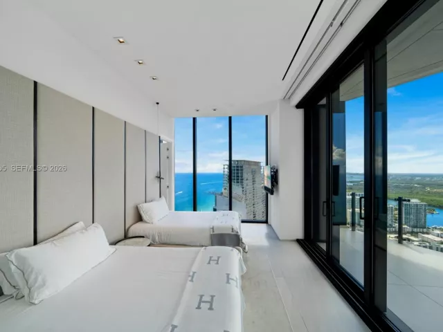 6-bedroom condo for sale in Sunny Isles Beach - 17141 Collins Ave LPH-1 - MondialRealty