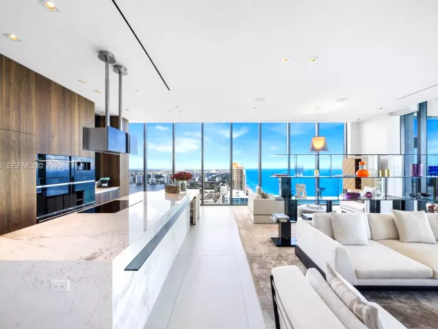 6-bedroom condo for sale in Sunny Isles Beach - 17141 Collins Ave LPH-1 - MondialRealty