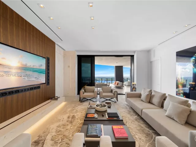 6-bedroom condo for sale in Sunny Isles Beach - 17141 Collins Ave LPH-1 - MondialRealty