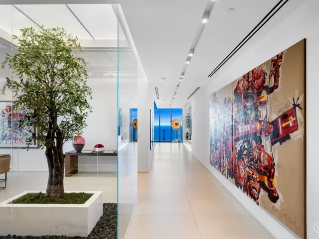 6-bedroom condo for sale in Sunny Isles Beach - 17141 Collins Ave LPH-1 - MondialRealty