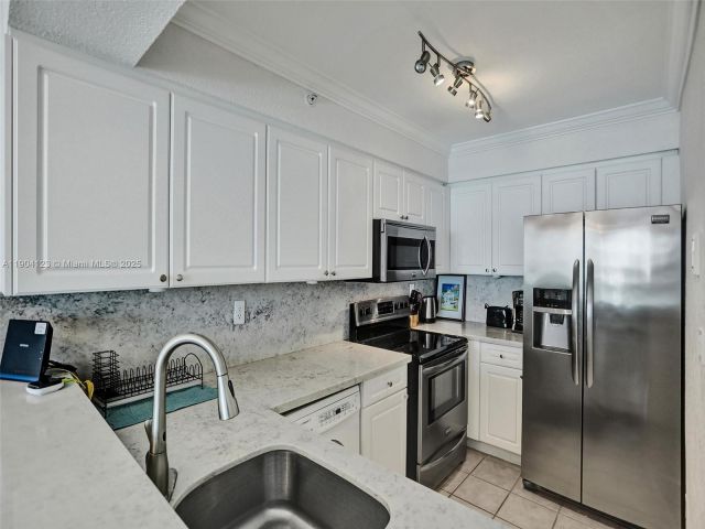condo for rent in Hollywood - 2501 S Ocean Dr 505 - MondialRealty