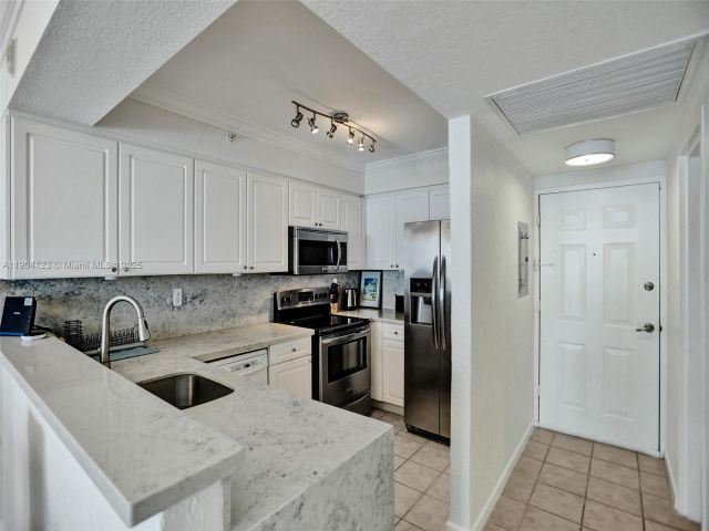 condo for rent in Hollywood - 2501 S Ocean Dr 505 - MondialRealty