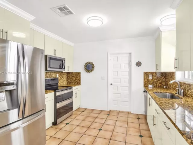 2-bedroom home for sale in Coral Gables - 817 Venetia Ave - MondialRealty