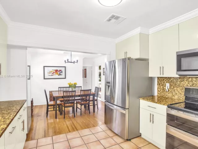 2-bedroom home for sale in Coral Gables - 817 Venetia Ave - MondialRealty