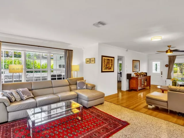 2-bedroom home for sale in Coral Gables - 817 Venetia Ave - MondialRealty