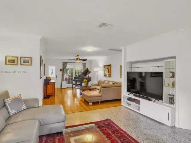 2-bedroom home for sale in Coral Gables - 817 Venetia Ave - MondialRealty
