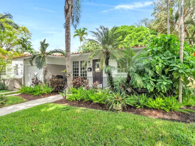 2-bedroom home for sale in Coral Gables - 817 Venetia Ave - MondialRealty