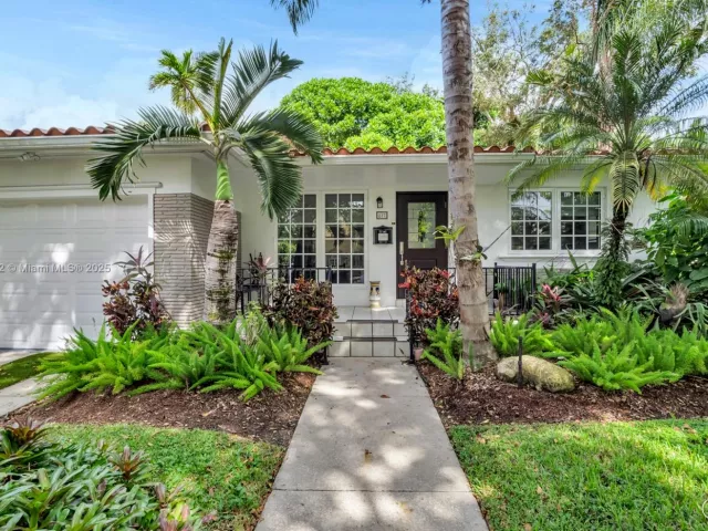 2-bedroom home for sale in Coral Gables - 817 Venetia Ave - MondialRealty
