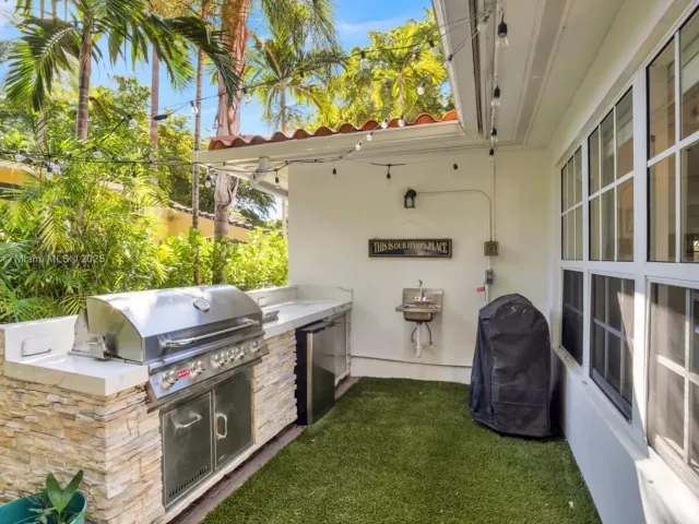 2-bedroom home for sale in Coral Gables - 817 Venetia Ave - MondialRealty