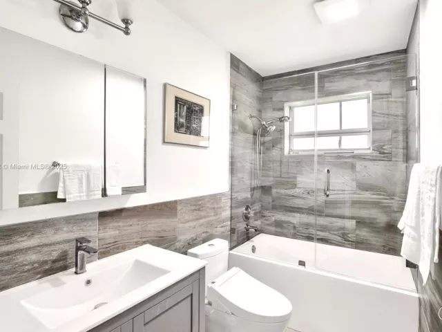2-bedroom home for sale in Coral Gables - 817 Venetia Ave - MondialRealty