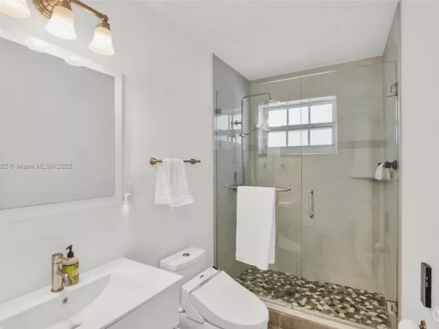 2-bedroom home for sale in Coral Gables - 817 Venetia Ave - MondialRealty