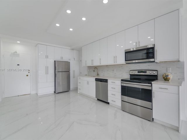 1-bedroom condo for rent in Hallandale Beach - 1950 S Ocean Dr 19A - MondialRealty