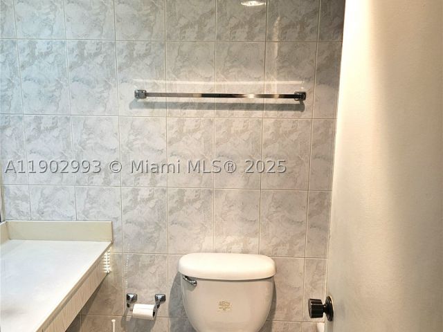 2-bedroom condo for sale in Sunny Isles Beach - 230 174th St 409 - MondialRealty