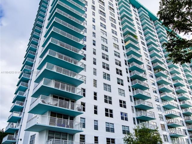 2-bedroom condo for sale in Sunny Isles Beach - 301 174th St 2208 - MondialRealty