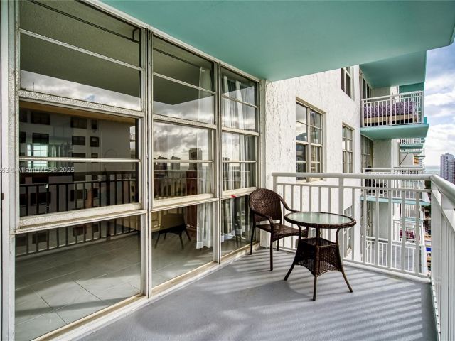 2-bedroom condo for sale in Sunny Isles Beach - 301 174th St 2208 - MondialRealty